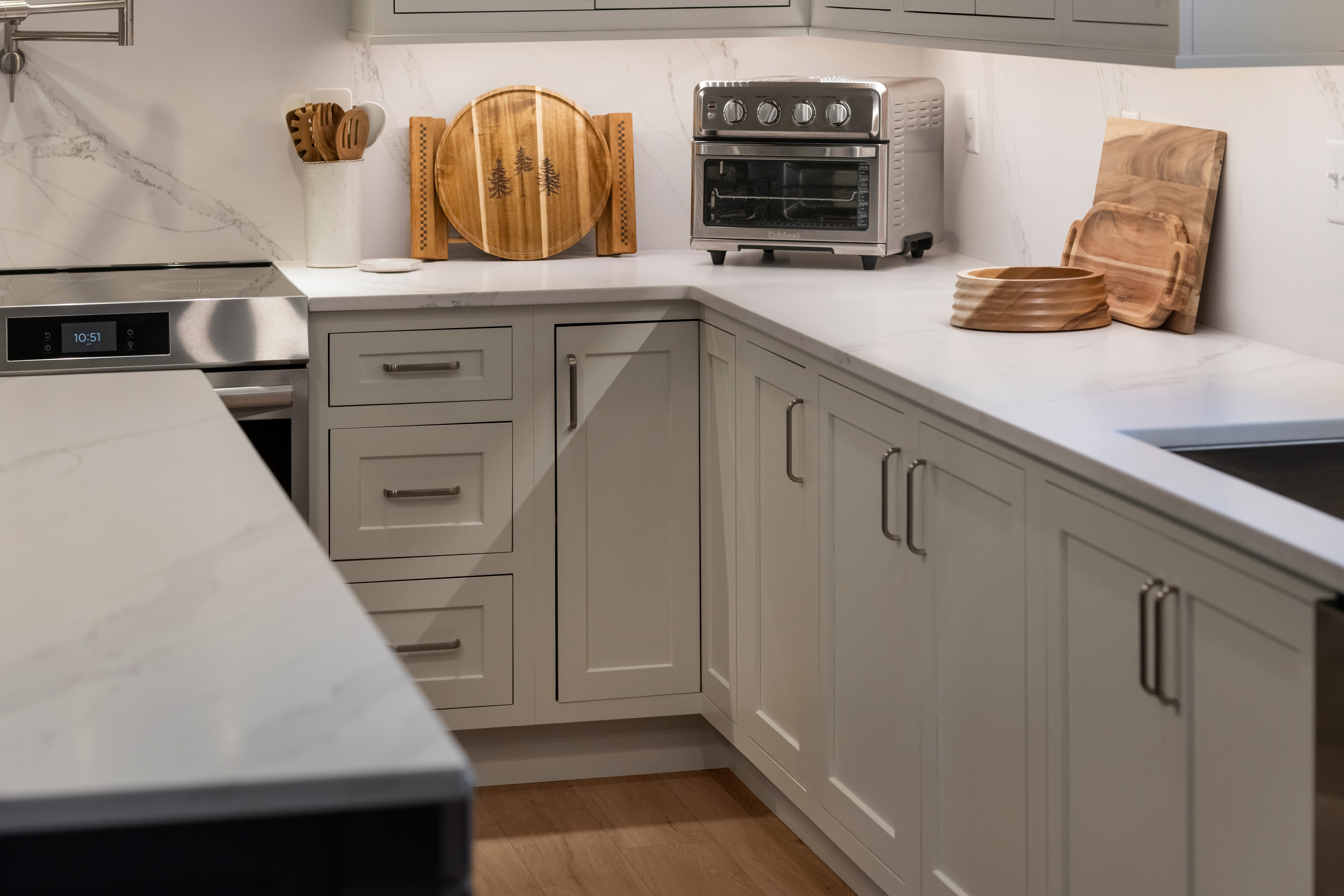 InsetShakeCabs_QuartzFull-HeightBacksplash_PotFiller